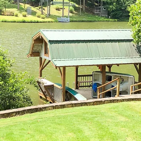 Lodge On Mirror Lake
